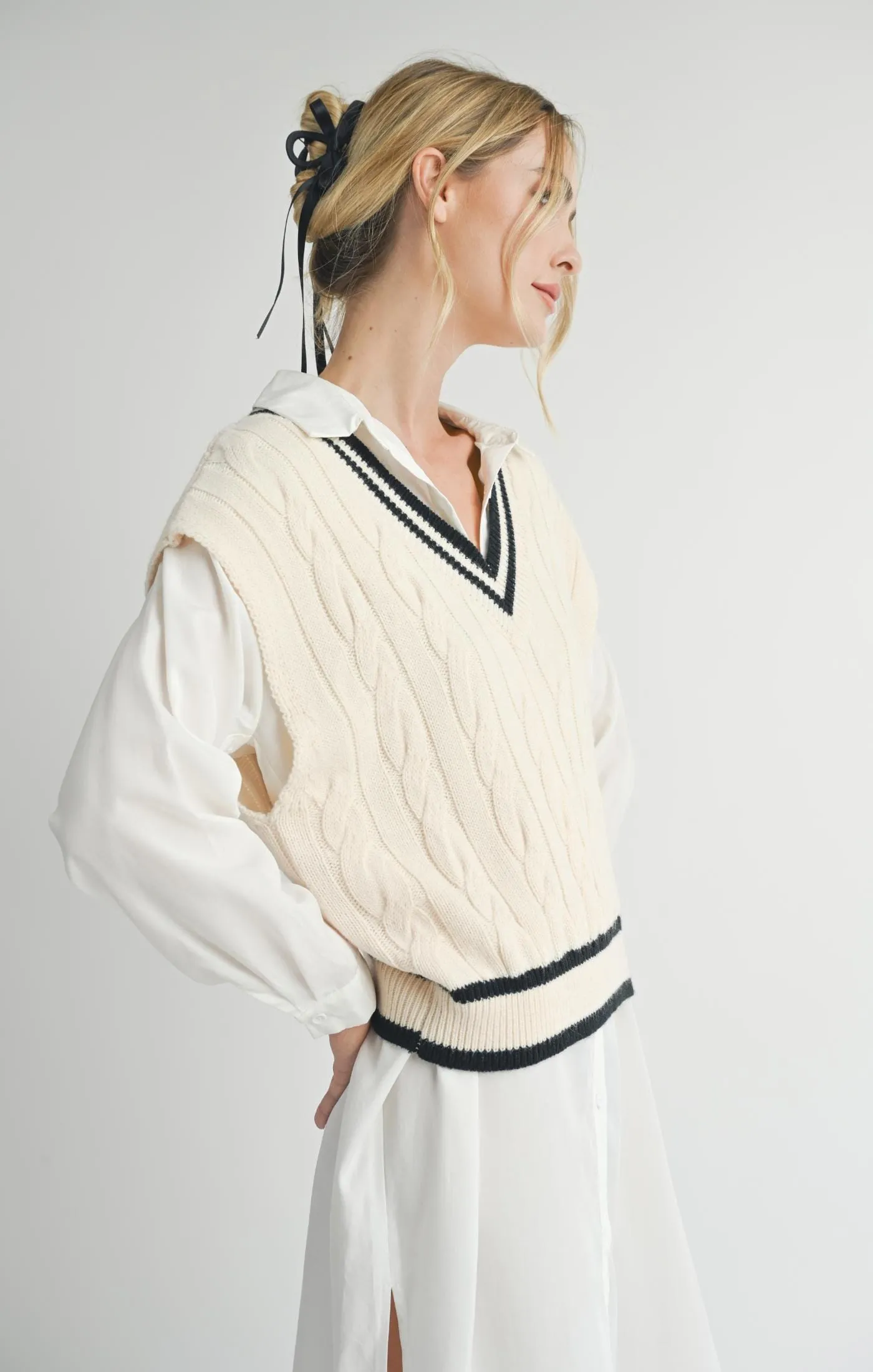 VNECK CABLE  KNIT VEST